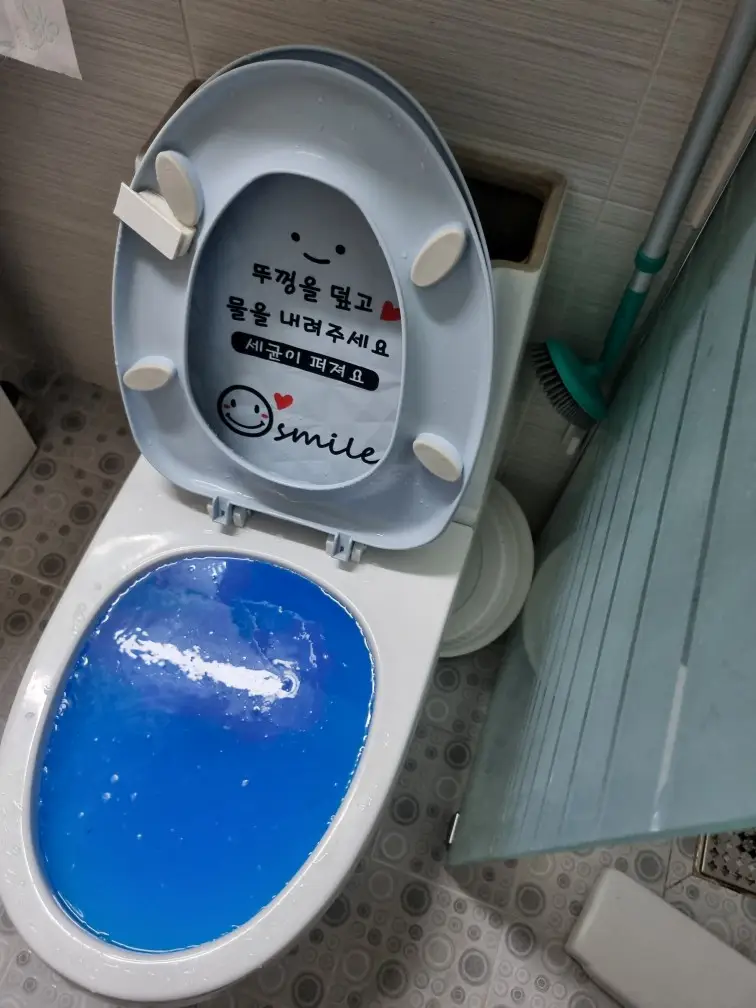 변기가 막혔을 때 관통 작업으로 뚫는 과정